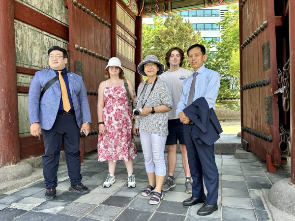 Roanoke College students meet with grandson of Prince Euiwha