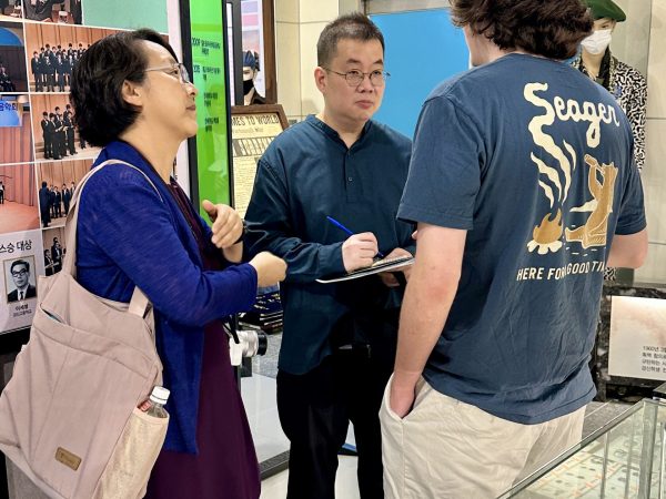 Owen Collander answer questions posted by Chief Editor of Choson Daily's Internation Department

(Pictured: "Owen Collander, Dr. Stella Xu, Jung Ji Sup)